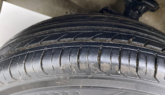 2018 Maruti Eeco 5 STR WITH AC PLUSHTR, Petrol, Manual, 90,177 km, Left Front Tyre Tread