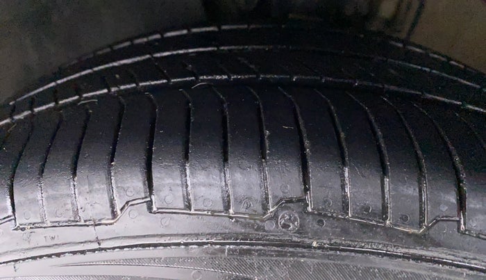2016 Volkswagen Ameo HIGHLINE 1.5, Diesel, Manual, 92,961 km, Left Front Tyre Tread