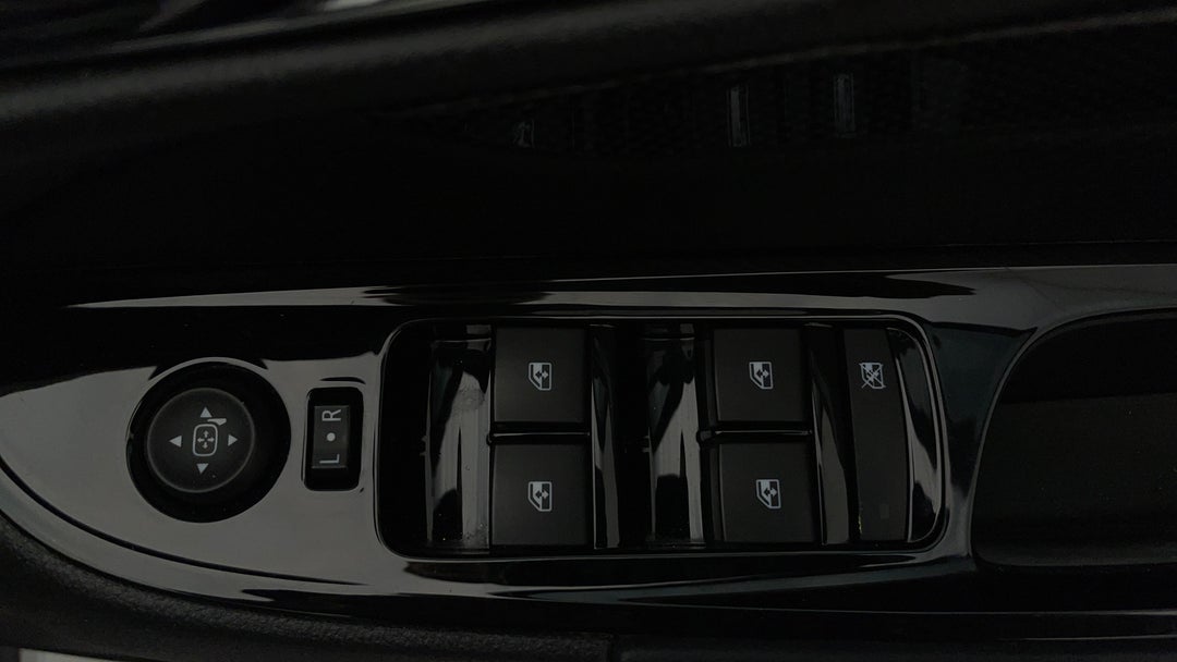 2016 Holden Commodore Sv6 Black Edition, Automatic, 141680 km, Drivers Side Door Panel Controls