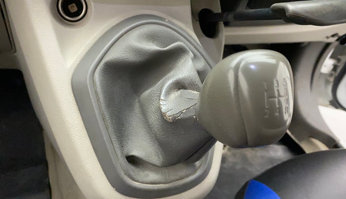 2015 Datsun Go Plus T, Petrol, Manual, 97,380 km, Gear lever - Boot cover slightly torn