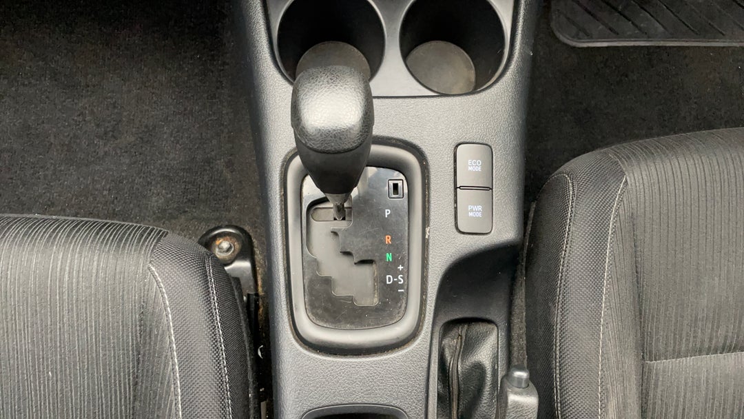 2016 Toyota Hilux Sr Hi-rider, Automatic, 103610 km, Gear Lever