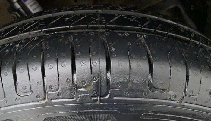 2015 Maruti Swift VXI D, CNG, Manual, 31,645 km, Left Front Tyre Tread