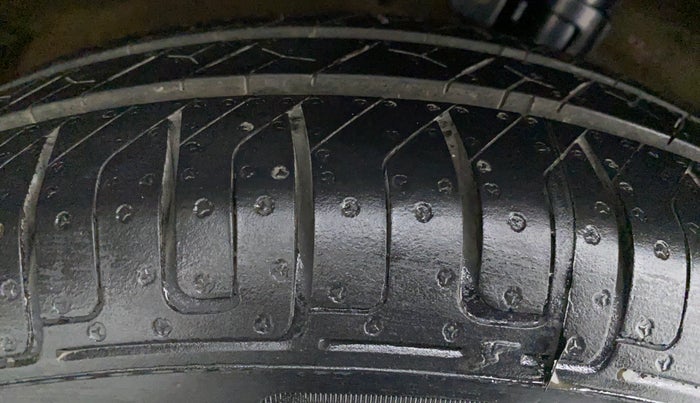 2015 Maruti Swift VXI D, CNG, Manual, 31,645 km, Right Rear Tyre Tread
