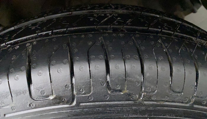 2015 Maruti Swift VXI D, CNG, Manual, 31,645 km, Left Rear Tyre Tread