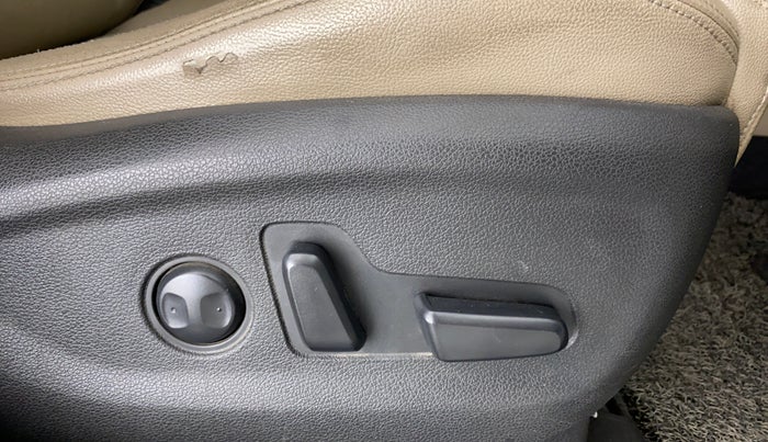 2017 Hyundai Tucson 2WD AT GL DIESEL, Diesel, Automatic, 89,331 km, Driver Side Adjustment Panel