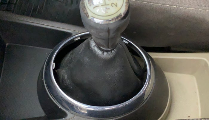 2010 Hyundai i20 ASTA 1.2, Petrol, Manual, 1,03,267 km, Gear lever - Boot Cover minor damage
