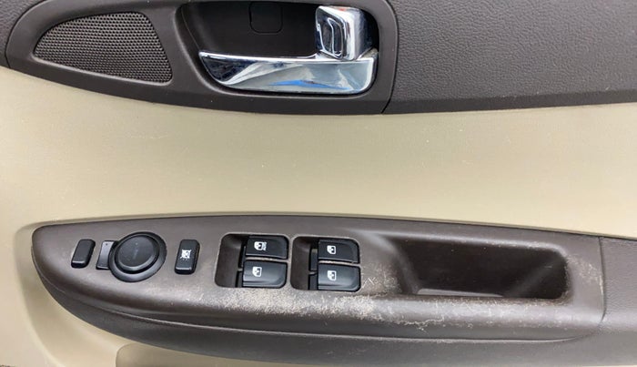 2010 Hyundai i20 ASTA 1.2, Petrol, Manual, 1,03,267 km, Right front window switch / handle - Power window makes minor noise