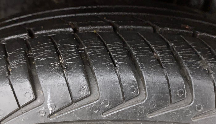 2016 Datsun Redi Go LIMITED EDITION, Petrol, Manual, 50,750 km, Right Front Tyre Tread