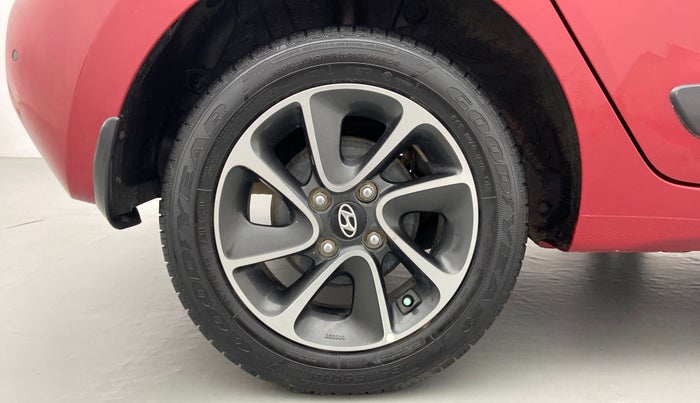 2017 Hyundai Grand i10 SPORTZ (O) 1.2 AT VTVT, Petrol, Automatic, 24,630 km, Right Rear Wheel
