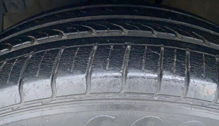 2016 Maruti Ertiga VDI SHVS, Diesel, Manual, 35,422 km, Left Front Tyre Tread