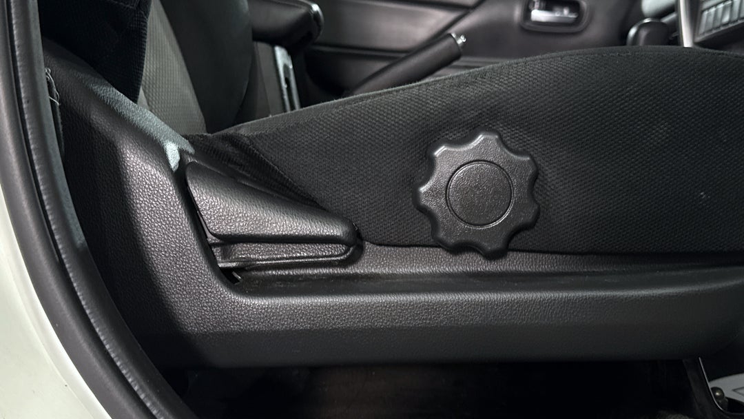 2021 Mitsubishi Triton Glx+ (4x4), Automatic, 119004 km, Drivers Side Adjustment Panel