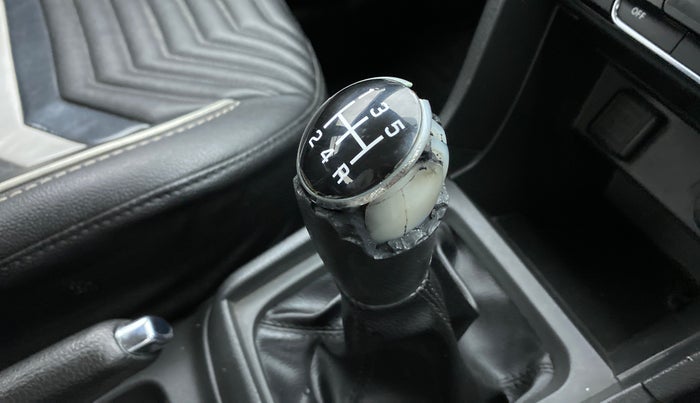2016 Maruti Vitara Brezza ZDI PLUS, Diesel, Manual, 68,847 km, Gear lever - Knob has minor damage