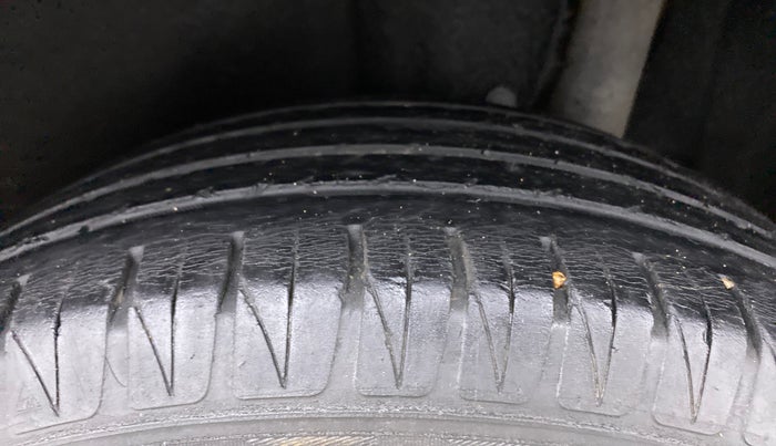 2016 Maruti Vitara Brezza ZDI PLUS, Diesel, Manual, 68,847 km, Left Rear Tyre Tread