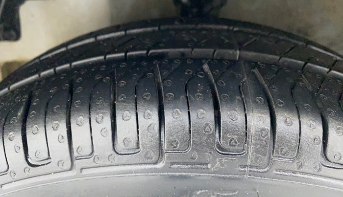 2015 Hyundai Eon MAGNA PLUS, Petrol, Manual, 38,231 km, Left Front Tyre Tread