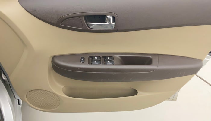 2012 Hyundai i20 MAGNA (O) 1.4 CRDI, Diesel, Manual, 1,22,055 km, Driver Side Door Panels Control