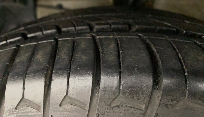 2014 Maruti Ertiga ZXI, Petrol, Manual, 56,019 km, Left Front Tyre Tread
