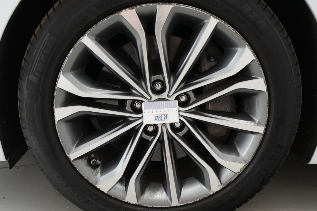 2015 Hyundai Genesis Genesis, Automatic, 117103 km, Wheels Rim Front LHS Gutter Rash