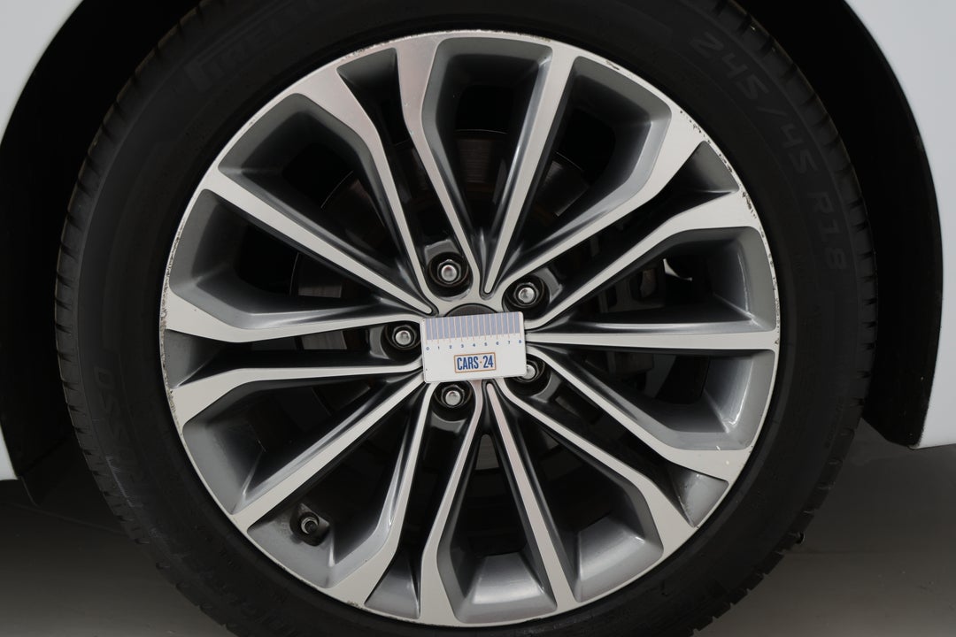 2015 Hyundai Genesis Genesis, Automatic, 117103 km, Wheels Rim Rear LHS Gutter Rash