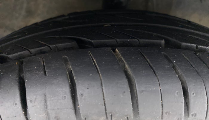 2012 Hyundai Eon D LITE PLUS, Petrol, Manual, 26,678 km, Right Front Tyre Tread
