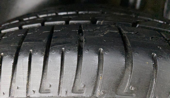 2016 Hyundai Creta SX PLUS 1.6 PETROL, Petrol, Manual, 63,975 km, Left Rear Tyre Tread