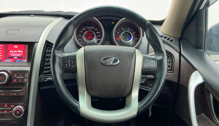 2015 Mahindra XUV500 W8 FWD, Diesel, Manual, 93,626 km, Steering Wheel Close Up