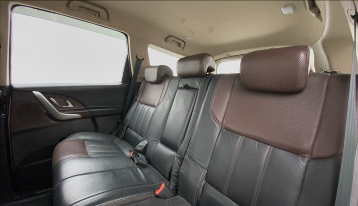 2015 Mahindra XUV500 W8 FWD, Diesel, Manual, 93,626 km, Right Side Rear Door Cabin