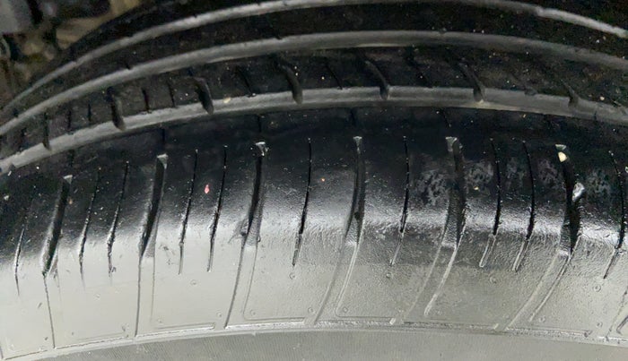 2015 Mahindra XUV500 W8 FWD, Diesel, Manual, 93,626 km, Right Rear Tyre Tread