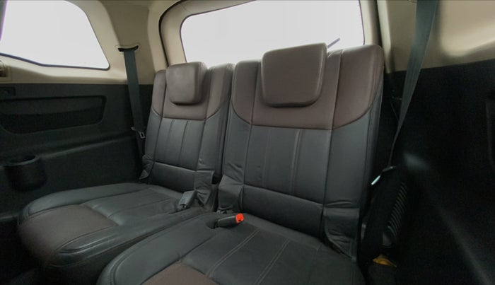 2015 Mahindra XUV500 W8 FWD, Diesel, Manual, 93,626 km, Third Seat Row ( optional )