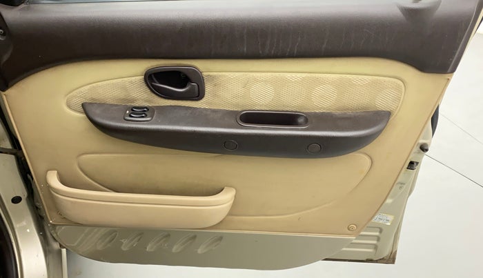 2011 Hyundai Santro Xing GL PLUS, CNG, Manual, 82,841 km, Driver Side Door Panels Control