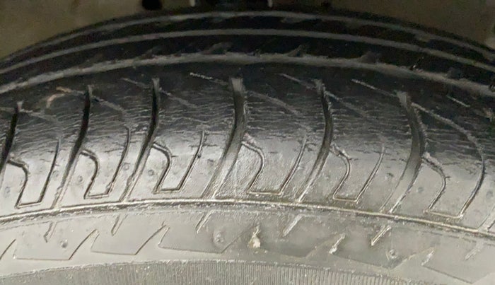 2015 Maruti Swift VXI, Petrol, Manual, 29,778 km, Right Front Tyre Tread