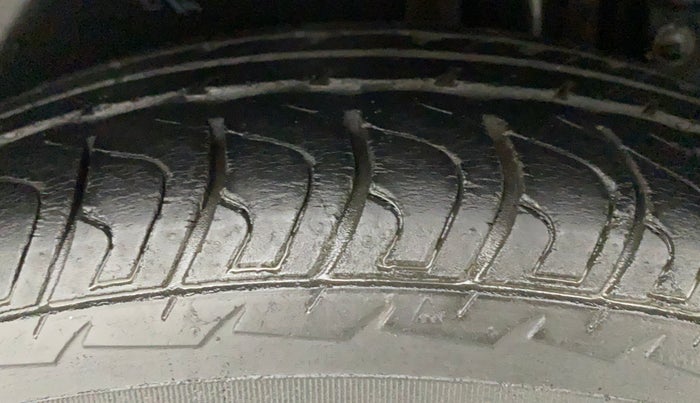 2015 Maruti Swift VXI, Petrol, Manual, 29,778 km, Left Rear Tyre Tread