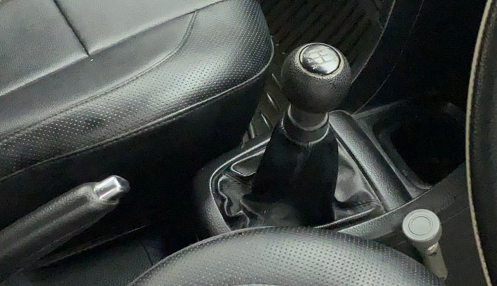 2015 Maruti Swift VXI, Petrol, Manual, 29,778 km, Gear lever - Knob has minor damage