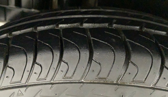 2015 Maruti Swift VXI, Petrol, Manual, 29,778 km, Right Rear Tyre Tread