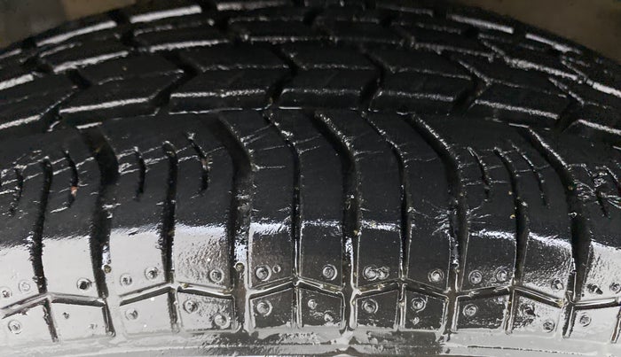 2017 Maruti Swift VXI, Petrol, Manual, 15,239 km, Left Front Tyre Tread