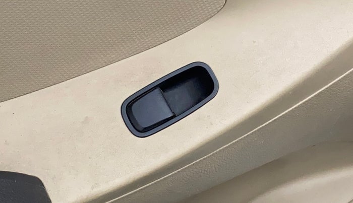 2018 Hyundai Eon MAGNA +, Petrol, Manual, 28,516 km, Left front window switch / handle - Window making noise/ moving slow