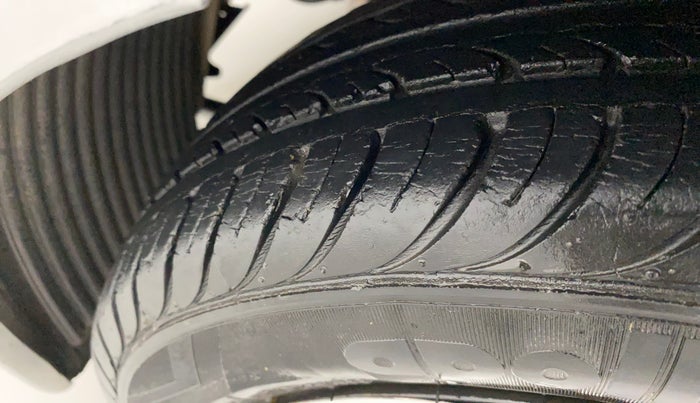 2018 Hyundai Eon MAGNA +, Petrol, Manual, 28,516 km, Left front tyre - Minor crack