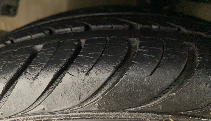 2018 Hyundai Eon MAGNA +, Petrol, Manual, 28,516 km, Left Front Tyre Tread