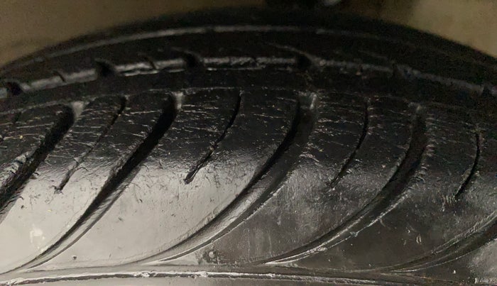 2018 Hyundai Eon MAGNA +, Petrol, Manual, 28,516 km, Right Front Tyre Tread