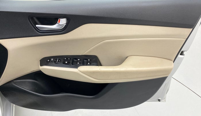 2017 Hyundai Verna 1.6 SX (O) CRDI MT, Diesel, Manual, 27,187 km, Driver Side Door Panels Control