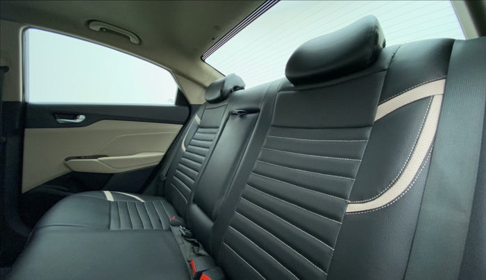 2017 Hyundai Verna 1.6 SX (O) CRDI MT, Diesel, Manual, 27,187 km, Right Side Rear Door Cabin