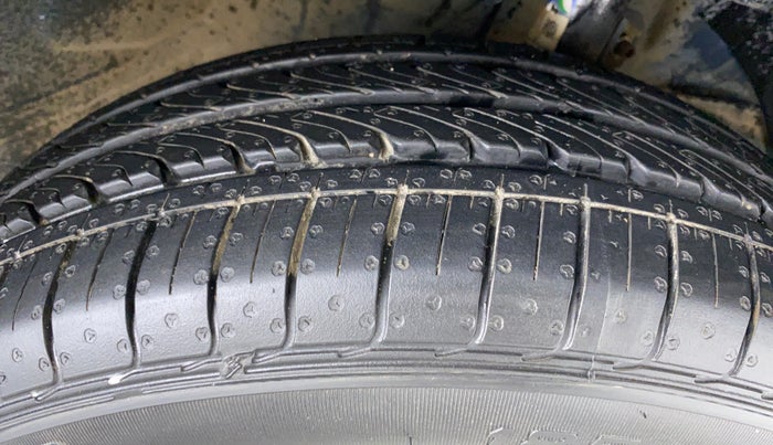2019 Maruti XL6 ALPHA SHVS  MT, Petrol, Manual, 40,506 km, Right Front Tyre Tread
