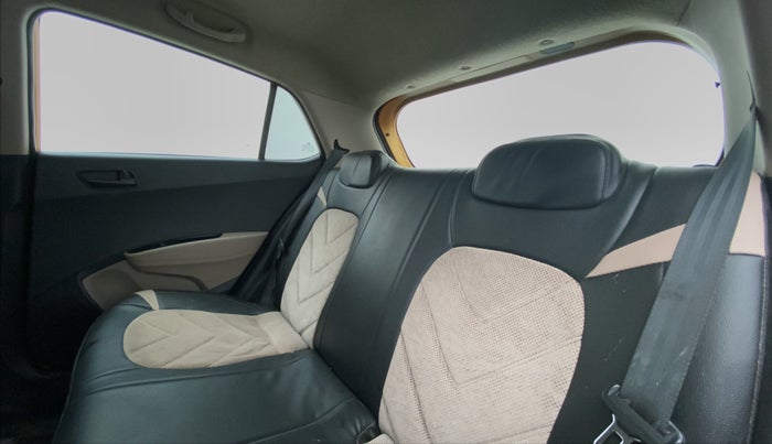 2016 Hyundai Grand i10 MAGNA 1.2 KAPPA VTVT, CNG, Manual, 1,42,420 km, Right Side Door Cabin View