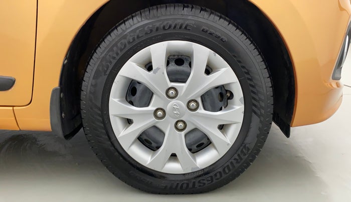 2016 Hyundai Grand i10 MAGNA 1.2 KAPPA VTVT, CNG, Manual, 1,42,420 km, Right Front Tyre