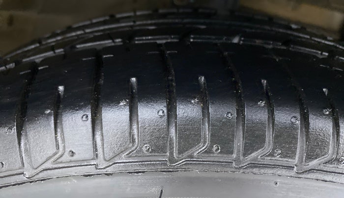 2015 Maruti Ciaz VXI PLUS, Petrol, Manual, 13,174 km, Right Front Tyre Tread