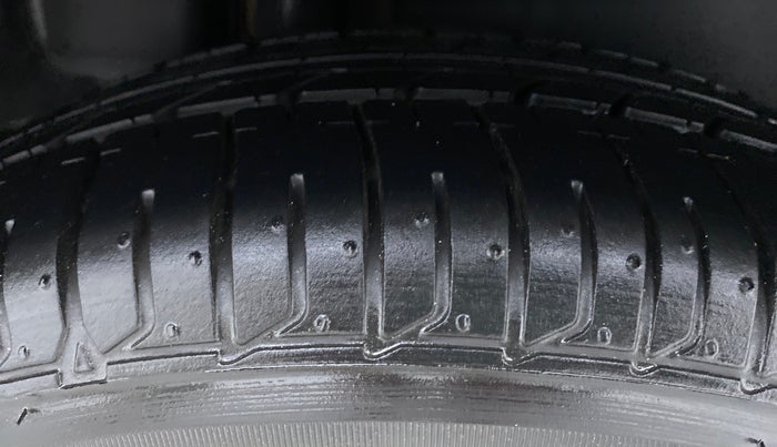 2015 Maruti Ciaz VXI PLUS, Petrol, Manual, 13,174 km, Right Rear Tyre Tread
