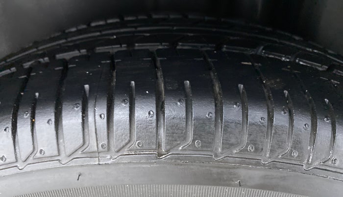 2015 Maruti Ciaz VXI PLUS, Petrol, Manual, 13,174 km, Left Rear Tyre Tread