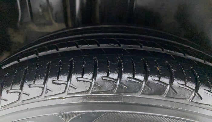2014 Maruti Ertiga VXI, Petrol, Manual, 41,974 km, Right Rear Tyre Tread