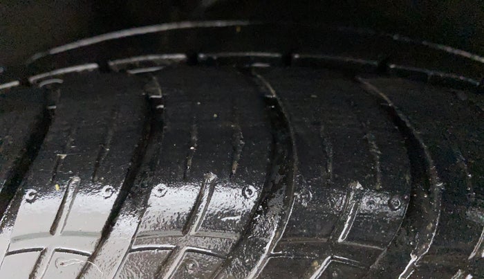 2014 Volkswagen Jetta COMFORTLINE TDI, Diesel, Manual, 1,20,112 km, Left Rear Tyre Tread