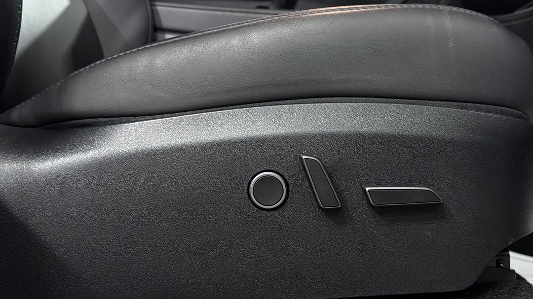 2023 Tesla Model Y Rear-wheel Drive, Automatic, 39138 km, Drivers Side Adjustment Panel