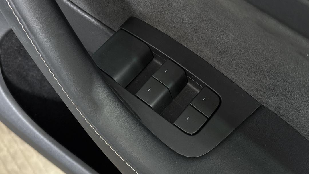 2023 Tesla Model Y Rear-wheel Drive, Automatic, 39138 km, Drivers Side Door Panel Controls